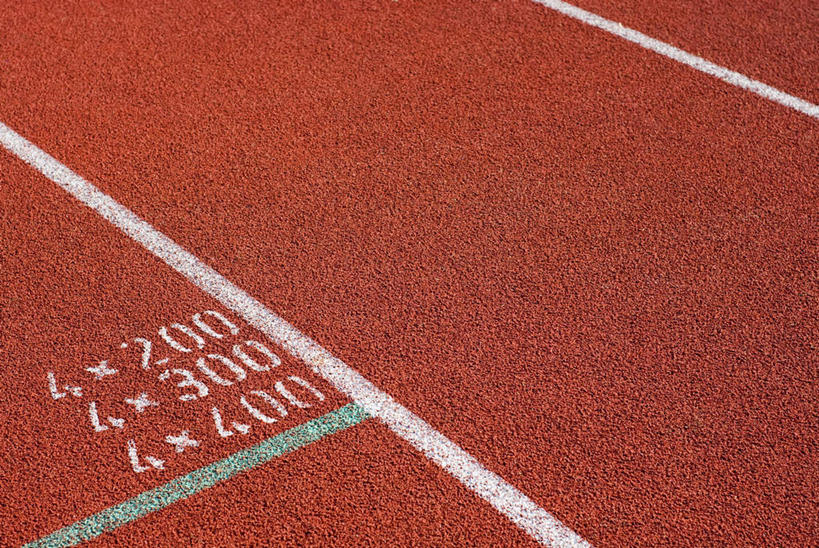 无人,体育馆,运动场,横图,俯视,室外,特写,白天,静物,阴影,反射,标志,数字,文字,影子,字符,跑道,标识,体育场,阿拉伯数字,田径场,塑胶跑道,运动馆,彩图,高角度拍摄,全天候田径运动跑道