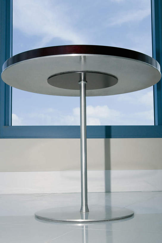 无人,宾馆,竖图,室内,特写,白天,仰视,餐桌,桌子,阴影,光线,影子,云,云朵,云彩,蓝色,白云,蓝天,天空,阳光,天,晴朗,餐台,晴空,彩图,低角度拍摄,客店,客栈,旅店,旅馆,旅舍,汽车旅馆