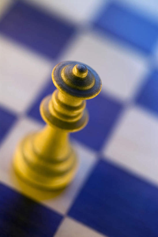 无人,竖图,俯视,室内,特写,白天,游戏,快乐,比赛,竞争,静物,阴影,朦胧,模糊,反射,方格,格子,影子,玩,娱乐,一个,蓝色,象棋,休闲,棋子,棋盘,国际象棋,益智,单个,活动,发泄,消遣,智力,皇后,宣泄,玩耍,嬉戏,彩图,高角度拍摄,后