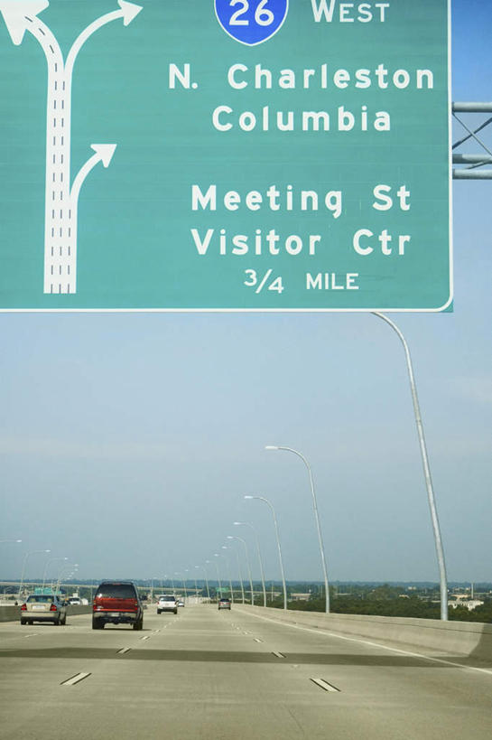 无人,竖图,室外,特写,白天,仰视,度假,美景,城市风光,城市,指示牌,美国,阴影,光线,英文,标志,路标,文字,影子,字符,字母,景观,方向,娱乐,标识,路牌,箭头,蓝色,蓝天,天空,阳光,天,享受,休闲,景色,放松,晴朗,英文字母,北美,北美洲,指向,美洲,阿拉伯文,万里无云,查尔斯顿,南卡罗来纳州,簇,北亚美利加洲,亚美利加洲,南卡罗来纳,扇榈之州,矮棕榈之州,阿拉伯语,阿拉伯字母,晴空,晴空万里,彩图,低角度拍摄