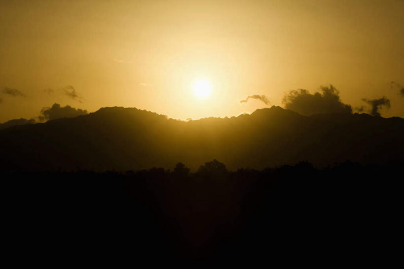 无人,横图,室外,白天,正面,旅游,度假,岛屿,美景,日落,山,山脉,树林,太阳,植物,夏威夷,美国,阴影,光线,影子,景观,山峰,晚霞,霞光,落日,山峦,背光,娱乐,树,树木,绿色,阳光,自然,黄昏,群山,享受,休闲,景色,彩霞,放松,生长,成长,北美,北美洲,自然风光,美洲,逆光,夏威夷州,爱洛哈之州,可爱岛,考艾岛,考爱岛,北亚美利加洲,亚美利加洲,花园之岛,夕照,列岛,群岛,诸岛,夕阳,彩图,斜阳