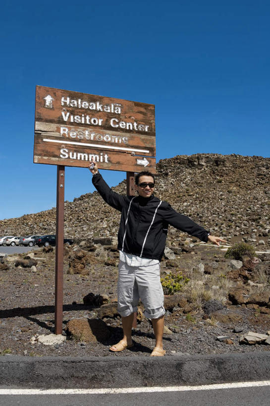 西方人,一个人,公园,站,举,笑,微笑,露齿笑,竖图,室外,白天,正面,旅游,度假,岛屿,美景,山,山脉,指示牌,夏威夷,欧洲,美国,欧洲人,仅一个男性,仅一个人,仅一个中年男性,阴影,服装,光线,英文,标志,路标,墨镜,文字,眼镜,影子,字符,字母,景观,山峰,山峦,注视,休闲装,娱乐,标识,路牌,衣服,蓝色,蓝天,天空,阳光,自然,太阳镜,太阳眼镜,群山,天,观察,看,托,站着,享受,休闲,休闲服,遮阳镜,景色,放松,服饰,晴朗,观看,英文字母,察看,北美,北美洲,国家公园,关注,自然风光,美洲,万里无云,夏威夷州,爱洛哈之州,北亚美利加洲,亚美利加洲,哈雷阿卡拉国家公园,男人,男性,中年男性,白种人,列岛,群岛,诸岛,晴空,晴空万里,举起,举手,举着,向上举,向上伸,向上托,站立,彩图,全身,毛伊岛,茂伊岛,茂宜岛,山谷之岛