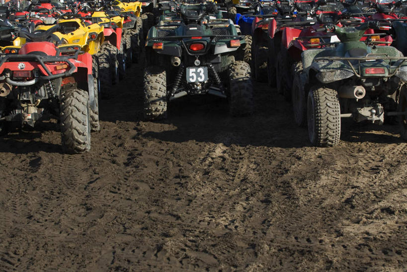 无人,横图,俯视,室外,特写,白天,沙漠,汽车,赛车,静物,许多,阴影,反射,影子,车,排列,交通工具,载具,卡丁车,摆列,微型汽车,微型赛车,大漠,砂漠,彩图,高角度拍摄,布列,分列