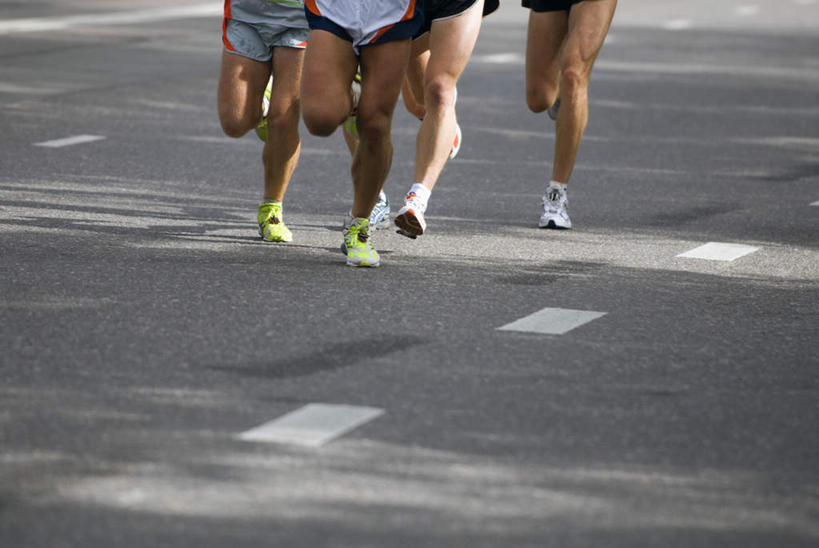 西方人,四个人,运动员,跑,横图,俯视,室外,白天,运动服,锻炼,快乐,比赛,运动,竞争,马拉松赛,道路,路,公路,欧洲,欧洲人,奔驰,服装,分界线,停车线,交通,娱乐,衣服,奔跑,休闲,服饰,车行道,车行道分界线,体育运动,衣着,穿着,标线,长跑,车行线,衣饰,体育,马拉松,男人,男性,年轻男性,白种人,马路,体育运动员,运动选手,跑步,半身,彩图,高角度拍摄,健身,运动装