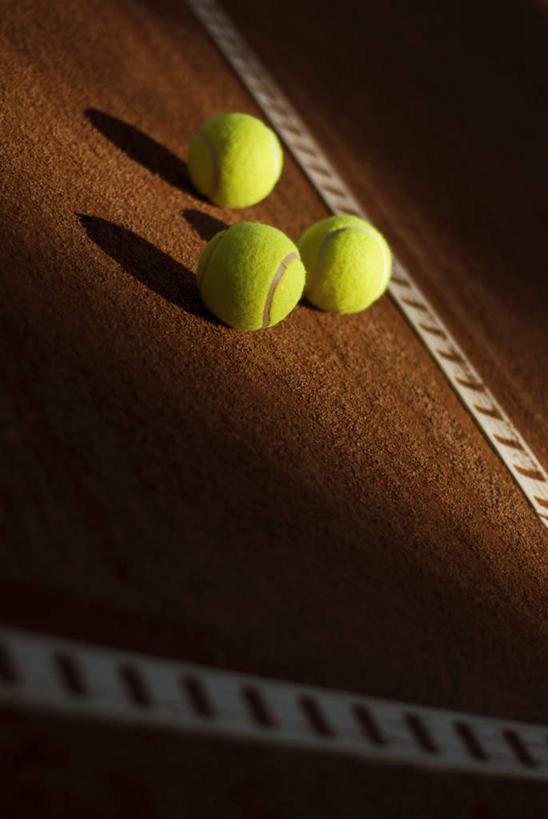 无人,竖图,俯视,室外,特写,白天,网球,静物,阴影,光线,影子,球场,网球场,网球装备,运动器械,场地,三个,绿色,阳光,健身器械,健身器材,网球运动,彩图,高角度拍摄,网球场地,红土场,软性球场,运动器材