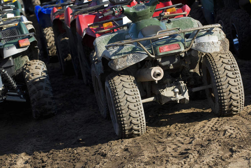 无人,横图,俯视,室外,特写,白天,沙漠,汽车,赛车,静物,许多,阴影,反射,影子,车,排列,交通工具,载具,卡丁车,摆列,微型汽车,微型赛车,大漠,砂漠,彩图,高角度拍摄,布列,分列