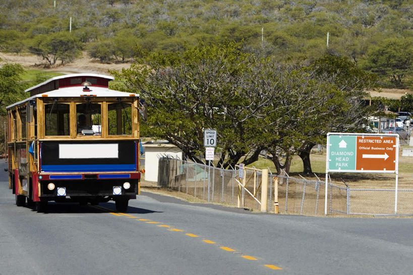无人,横图,室外,白天,正面,度假,岛屿,美景,树林,植物,城市风光,城市,道路,路,指示牌,公路,公共汽车,夏威夷,美国,一辆,标志,路标,景观,分界线,巴士,停车线,公交车,交通,娱乐,标识,路牌,车,树,树木,绿色,自然,交通工具,享受,休闲,景色,放松,生长,成长,车行道,车行道分界线,北美,北美洲,载具,标线,美洲,车行线,瓦胡岛,欧胡岛,火奴鲁鲁,首府,欧湖岛,夏威夷州,爱洛哈之州,北亚美利加洲,亚美利加洲,聚集之岛,檀香山市,列岛,群岛,诸岛,马路,彩图,檀香山,威基基海滩