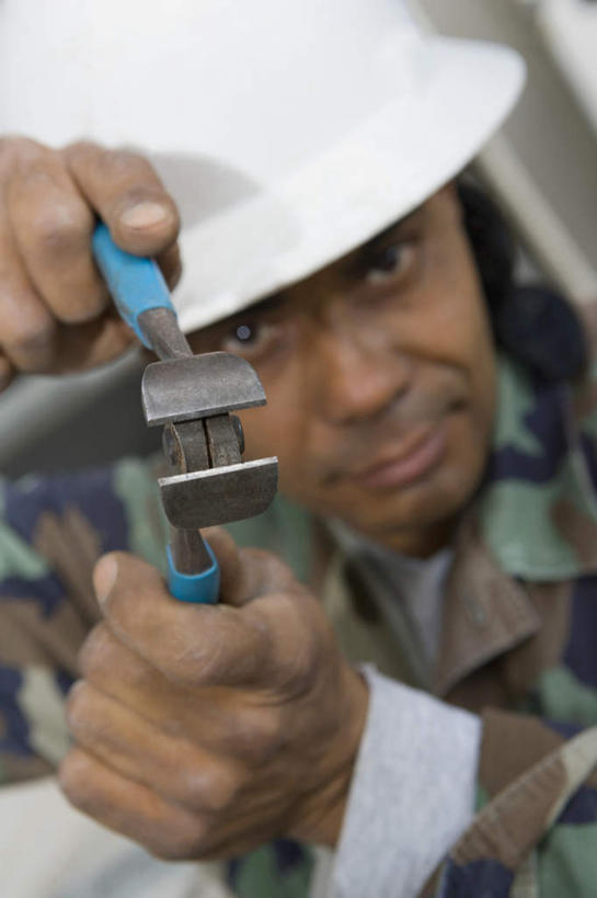 西方人,脸,头,脸颊,手,一个人,建筑工人,站,竖图,室内,特写,白天,正面,工作服,制服,帽子,欧洲,欧洲人,双手,仅一个男性,仅一个人,仅一个中年男性,握,阴影,朦胧,模糊,反射,头盔,影子,拿,拿着,注视,肩膀,工人,安全帽,观察,看,站着,手部,握着,观看,察看,关注,木工夹,C型夹,C型钳,G型夹,G型钳,工作制服,男人,男性,中年男性,白种人,头部,脸部,脸蛋,面部,建筑工,站立,半身,彩图,工作套服