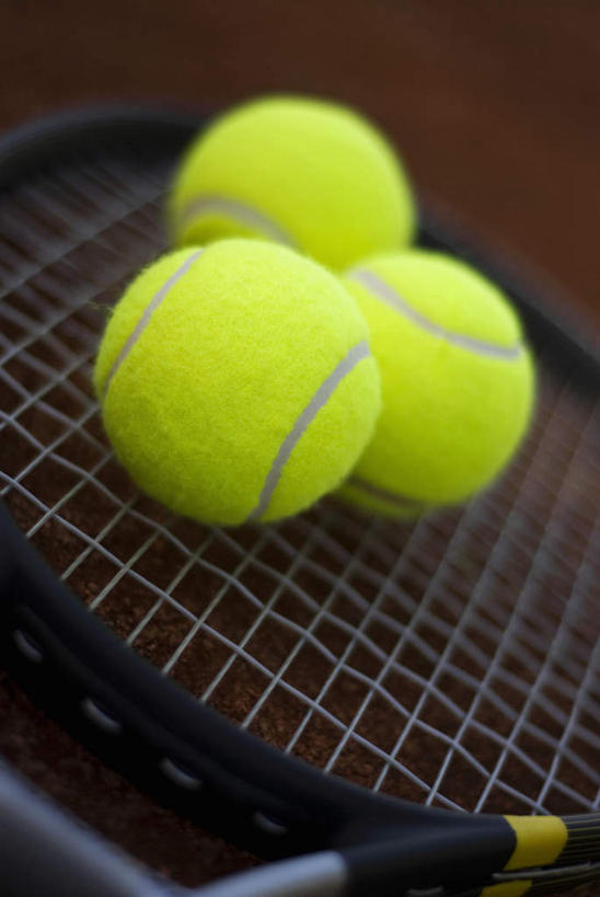 无人,竖图,俯视,室外,特写,白天,网球,静物,朦胧,模糊,网球拍,球场,网球场,球拍,网球装备,运动器械,场地,绿色,健身器械,健身器材,网球运动,彩图,高角度拍摄,网球场地,红土场,软性球场,运动器材