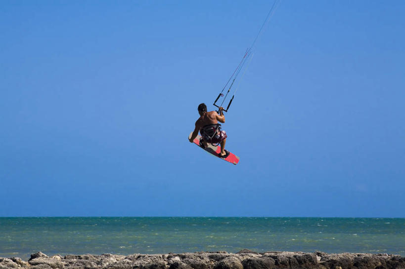 西方人,一个人,跳,横图,室外,白天,仰视,锻炼,旅游,度假,运动,海浪,海洋,欧洲,欧洲人,仅一个男性,仅一个人,握,阴影,泳裤,光线,影子,浪花,水平线,辽阔,海平线,半空,娱乐,极限运动,裸露,仅一个年轻男性,蓝色,蓝天,天空,阳光,海水,天,享受,休闲,广阔,放松,握着,晴朗,一望无际,室外运动,裸,户外运动,海景,冲浪风筝,万里无云,无边无际,一马平川,风筝冲浪,男人,男性,年轻男性,白种人,大海,风浪,海,海水的波动,近岸浪,涌浪,晴空,晴空万里,跳跃,彩图,低角度拍摄,全身,健身,水天相接,水天一线