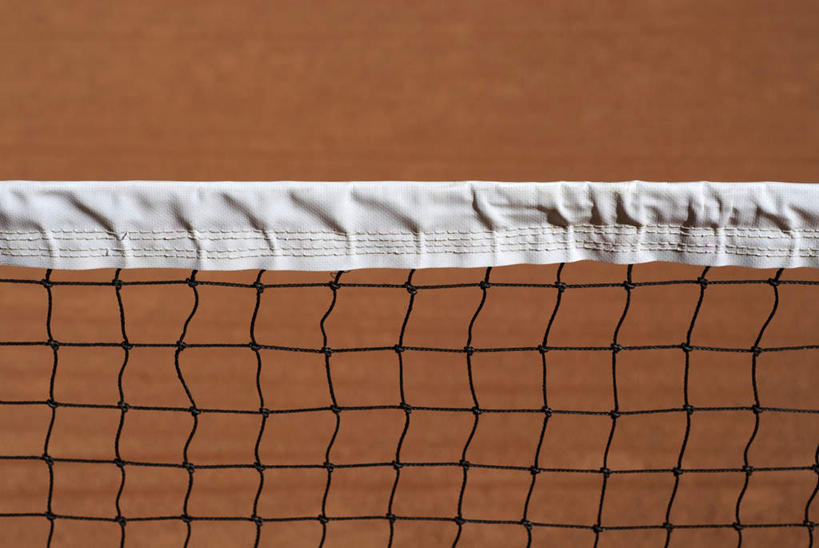无人,横图,俯视,室外,特写,白天,阴影,朦胧,模糊,光线,影子,球场,网球场,球网,场地,阳光,网球球网,彩图,高角度拍摄,网球场地,红土场,软性球场