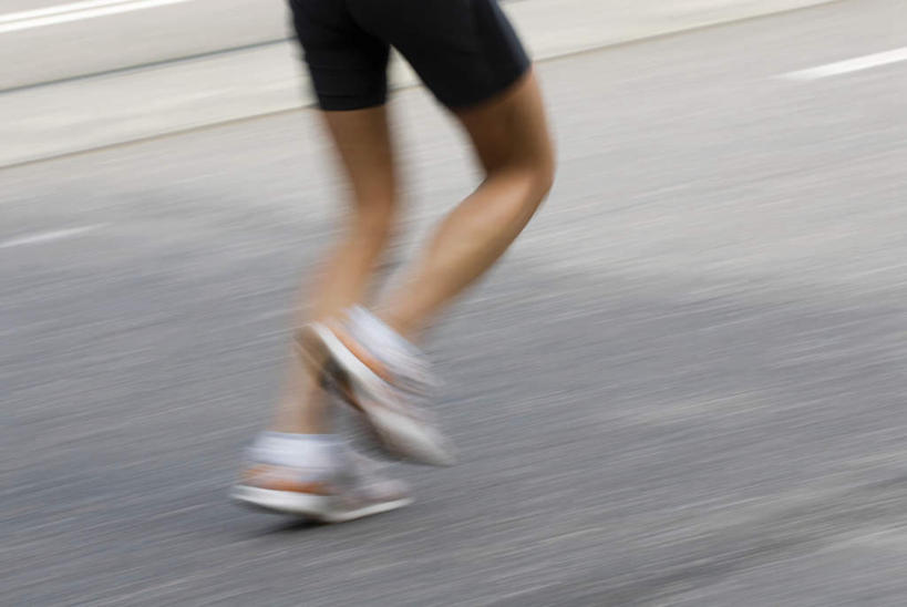 西方人,一个人,运动员,跑,横图,俯视,室外,白天,运动服,运动鞋,锻炼,快乐,比赛,运动,竞争,马拉松赛,道路,路,公路,鞋子,欧洲,欧洲人,仅一个男性,仅一个人,服装,朦胧,模糊,交通,娱乐,仅一个年轻男性,衣服,休闲,服饰,休闲鞋,体育运动,衣着,穿着,长跑,衣饰,体育,马拉松,男人,男性,年轻男性,白种人,马路,体育运动员,运动选手,跑步,半身,彩图,高角度拍摄,健身,运动装