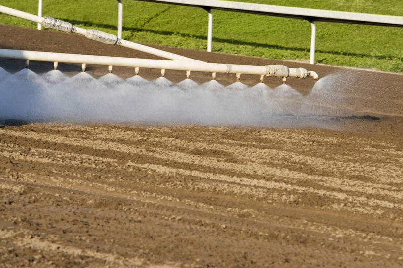 无人,栏杆,横图,俯视,室外,白天,草地,草坪,水,植物,一辆,飞溅,朦胧,模糊,溅,扶手,液体,水滴,护栏,马场,水珠,草,绿色,喷洒,洒水车,多功能绿化洒水车,多功能喷洒车,绿化喷洒车,绿化洒水车,水罐车,园林绿化喷洒车,园林喷药车,彩图,高角度拍摄