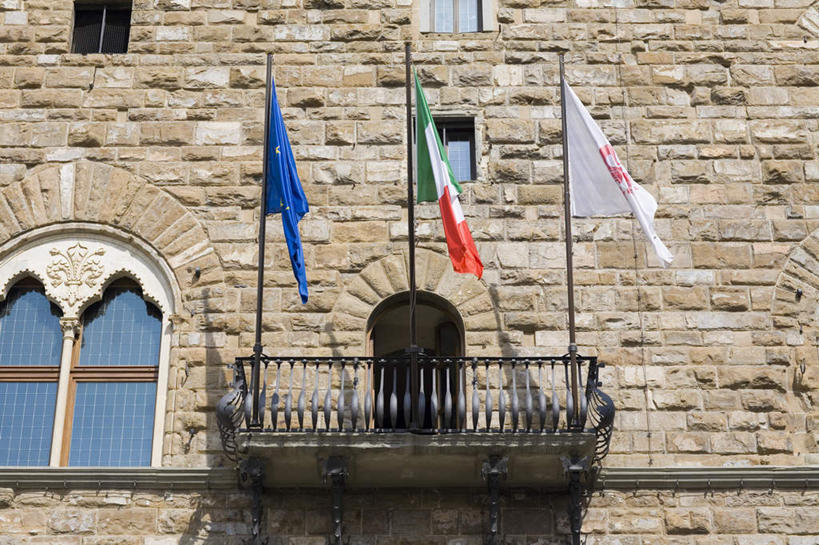 无人,宫殿,露台,横图,室外,特写,白天,仰视,旅游,度假,名胜古迹,窗户,阳台,标志建筑,地标,建筑,旗帜,国旗,意大利,佛罗伦萨,欧洲,一排,吊挂,悬挂,遗迹,整齐,墙,挂,古迹,文物,娱乐,建设,古建筑,玻璃窗,墙壁,墙面,排列,享受,休闲,旅游胜地,放松,托斯卡纳,队列,南欧,古文明,意大利共和国,首府,维琪奥王宫,三面,百花之城,翡冷翠,托斯卡纳大区,韦奇奥宫,旗,彩图,低角度拍摄,露天阳台