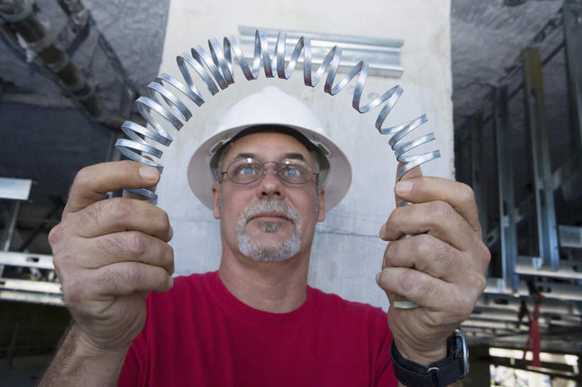 西方人,一个人,建筑工人,站,横图,室内,白天,正面,工作服,制服,安全,零件,帽子,欧洲,欧洲人,仅一个男性,仅一个人,仅一个中年男性,握,时间,弹簧,螺旋,时钟,手表,头盔,眼镜,支架,防护,拿,计时,拿着,注视,架子,脚手架,施工,工人,安全帽,钟表,建筑工地,观察,看,站着,表,拉伸,握着,观看,护目镜,保护,支撑,腕表,固定,察看,变形,关注,保险,弹性,保全,周全,安稳,安定,地盘,建筑地盘,施工地盘,安全防护眼镜,工作制服,弹力,平安,男人,男性,中年男性,白种人,钟,建筑工,站立,半身,彩图,工作套服,工地,弹鐄,防护眼镜,稳固