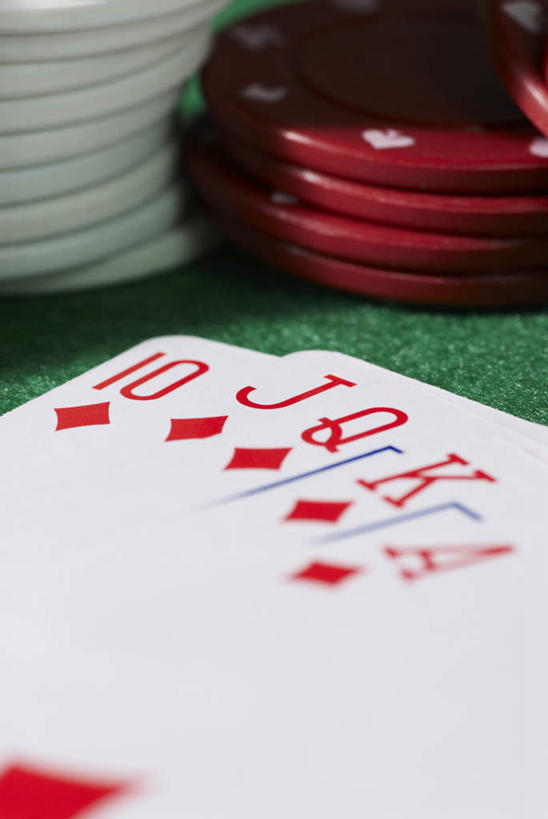 无人,竖图,俯视,室内,特写,白天,游戏,赌博,贪欲,竞争,桌子,静物,扑克牌,纸牌,玩具,扑克,一排,阴影,朦胧,模糊,整齐,反射,影子,四张,玩,娱乐,刺激,排列,红色,休闲,筹码,活动,计数,队列,发泄,消遣,智力,赌具,积累,累积,21点,黑杰克,投机,侥幸,欲望,宣泄,筹马,记数,玩耍,嬉戏,彩图,高角度拍摄,二十一点,胜负,输赢