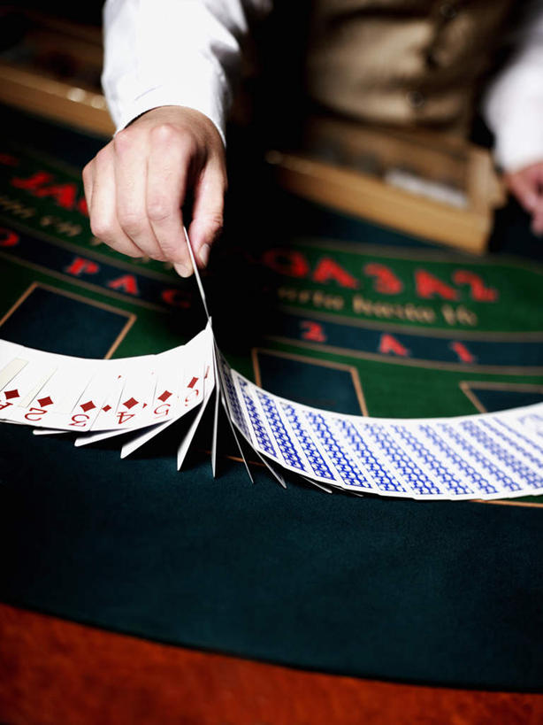 西方人,手,一个人,站,竖图,俯视,室内,特写,白天,工作服,制服,游戏,赌博,贪欲,竞争,技术,桌子,扑克牌,纸牌,玩具,扑克,欧洲,欧洲人,仅一个男性,仅一个人,一排,许多,握,阴影,朦胧,模糊,整齐,反射,标志,数字,文字,影子,字符,玩,娱乐,标识,刺激,排列,仅一个年轻男性,站着,休闲,手部,握着,阿拉伯数字,活动,单手,队列,发泄,消遣,智力,发牌,赌具,荷官,投机,侥幸,欲望,宣泄,工作制服,男人,男性,年轻男性,白种人,玩耍,嬉戏,站立,半身,彩图,高角度拍摄,工作套服,杀赔,庄荷,胜负,输赢