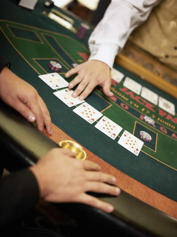 西方人,两个人,站,坐,竖图,俯视,室内,特写,白天,工作服,衬衫,制服,西装,游戏,赌博,贪欲,竞争,桌子,扑克牌,纸牌,玩具,扑克,欧洲,欧洲人,握,阴影,套装,正装,反射,影子,玩,职业装,娱乐,顾客,刺激,站着,休闲,握着,筹码,活动,计数,发泄,消遣,智力,发牌,赌具,积累,累积,荷官,投机,侥幸,欲望,宣泄,筹马,工作制服,主顾,记数,男人,男性,中年男性,白种人,玩耍,嬉戏,站立,坐着,半身,彩图,高角度拍摄,衬衣,工作套服,杀赔,庄荷,胜负,输赢