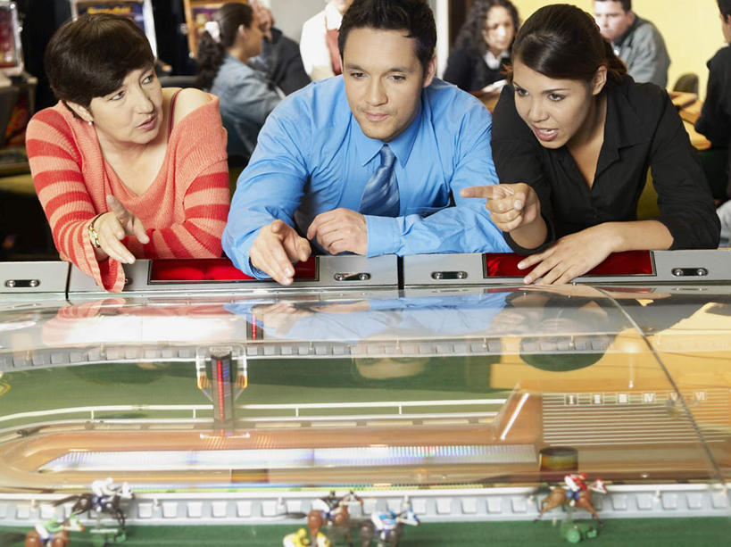 西方人,家庭,父亲,女儿,伙伴,朋友,坐,笑,微笑,露齿笑,横图,室内,白天,正面,衬衫,游戏,友谊,赌博,贪欲,竞争,雕塑,欧洲,欧洲人,指,阴影,服装,艺术,装饰,反射,雕刻,雕像,影子,领带,许多人,玩,注视,指点,娱乐,顾客,刺激,衣服,工艺品,观察,看,一群人,休闲,温暖,温馨,父女,一家人,父爱,赌场,服饰,观看,活动,纪念,美术,和睦,察看,指向,衣着,穿着,发泄,关注,消遣,智力,赌博机,赌具,主题,老虎机,博彩,陈列,投机,侥幸,欲望,功能,美学,宣泄,衣饰,柏青嫂,主顾,跑马,友情,赛马,男人,男性,年轻女性,女人,女性,中年男性,中年女性,白种人,玩耍,嬉戏,坐着,半身,彩图,衬衣,融洽,胜负,输赢,娱乐场