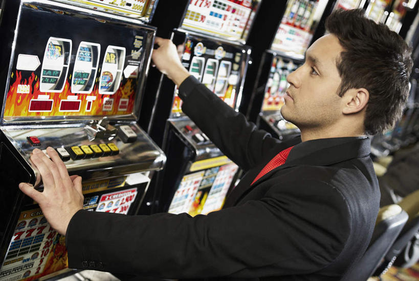 西方人,一个人,商务人士,商务男性,坐,横图,室内,白天,侧面,衬衫,游戏,赌博,贪欲,竞争,椅子,欧洲,欧洲人,仅一个男性,仅一个人,仅一个中年男性,一排,握,阴影,套装,整齐,反射,影子,领带,玩,注视,娱乐,刺激,排列,红色,观察,看,休闲,握着,赌场,观看,活动,察看,象征,庄重,队列,发泄,关注,消遣,智力,赌博机,老虎机,商务装,身份,博彩,工薪阶层,投机,侥幸,欲望,宣泄,正式,地位,柏青嫂,四座,男人,男性,中年男性,白种人,白领,上班族,玩耍,嬉戏,坐着,半身,彩图,衬衣,胜负,输赢,娱乐场