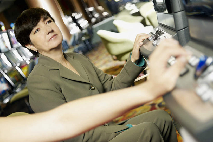 西方人,两个人,伙伴,朋友,坐,横图,室内,白天,正面,游戏,友谊,赌博,贪欲,竞争,零件,电路,欧洲,欧洲人,关闭,敲打,握,阴影,服装,朦胧,模糊,反射,影子,玩,注视,娱乐,输入,刺激,开关,衣服,按钮,打开,打字,观察,看,休闲,握着,赌场,服饰,观看,活动,点击,敲击,察看,开启,衣着,穿着,发泄,关注,消遣,智力,赌博机,赌具,老虎机,博彩,投机,侥幸,欲望,宣泄,闭合,衣饰,柏青嫂,友情,按键,男人,男性,女人,女性,中年男性,中年女性,白种人,玩耍,嬉戏,坐着,半身,彩图,胜负,输赢,娱乐场