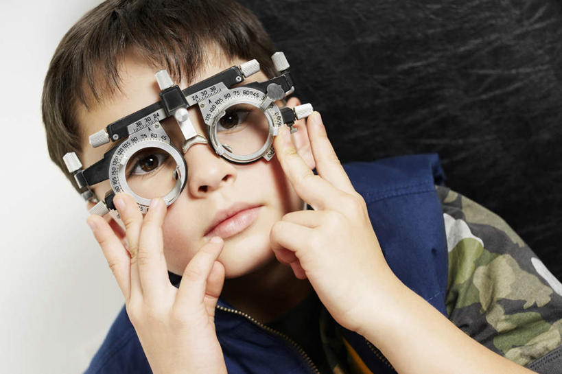 西方人,儿童,脸,头,脸颊,手,头发,一个人,医院,坐,横图,室内,特写,白天,正面,纯洁,欧洲,欧洲人,双手,仅一个男性,仅一个人,一副,握,阴影,服装,反射,眼镜,影子,棕色,注视,休闲装,肩膀,小孩,衣服,观察,看,仅一个小孩,休闲,手部,休闲服,可爱,童年,童趣,握着,服饰,观看,察看,医疗设备,关注,医疗器械,医疗工具,童真,烂漫,无邪,医疗机构,检测工具,检眼镜,天真,男孩,男人,男性,白种人,孩子,头部,直发,脸部,脸蛋,面部,坐着,半身,彩图,病院,诊所,短发,男生