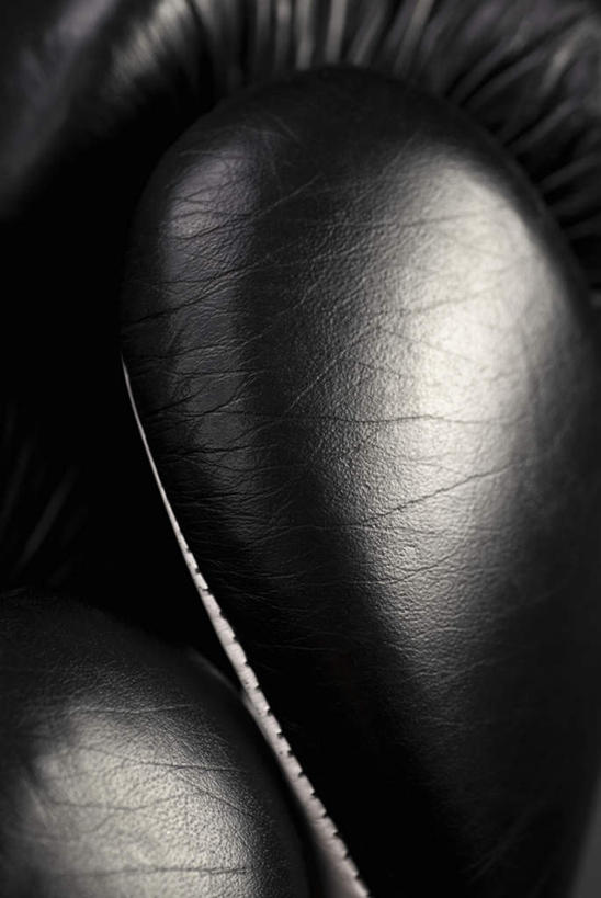 无人,竖图,室内,特写,白天,正面,神秘,安全,静物,阴影,朦胧,模糊,反射,影子,防护,拳击手套,运动器械,一个,黑色,手套,健身器械,单个,保护,严肃,庄重,保险,健身器材,含蓄,保全,周全,安稳,安定,防护手套,沉静,中间色,平安,彩图,运动器材