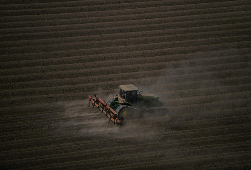 西方人,一个人,农民,农田,坐,横图,俯视,航拍,室外,白天,工作服,制服,旅游,度假,庄稼,农作物,收割,美景,欧洲,欧洲人,仅一个男性,仅一个人,仅一个中年男性,一辆,阴影,光线,工具,影子,景观,娱乐,阳光,自然,驾驶,行驶,享受,休闲,景色,放松,操纵,灰尘,尘土,控制,鸟瞰,自然风光,飞扬,收割机,操控,农具,把持,农人,工作制服,飞腾,脱粒,男人,男性,中年男性,白种人,农夫,坐着,彩图,高角度拍摄,全身,工作套服,耕地,庄稼田