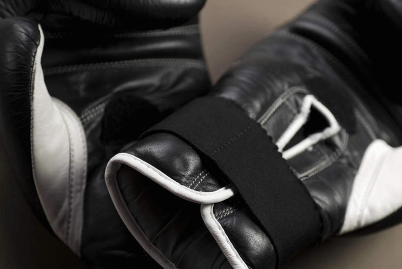 无人,横图,俯视,室内,特写,白天,安全,静物,阴影,反射,影子,防护,拳击手套,运动器械,两个,黑色,手套,健身器械,摄影,影棚,保护,保险,健身器材,保全,周全,安稳,安定,防护手套,平安,彩图,高角度拍摄,影棚拍摄,拍摄,运动器材