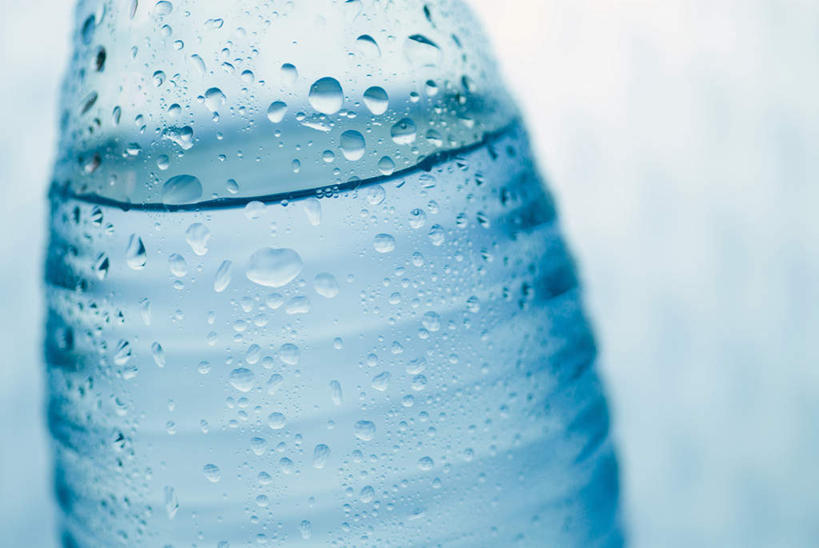 无人,横图,室内,特写,白天,正面,水,阴影,朦胧,模糊,反射,液体,影子,饮用水,瓶子,塑料制品,矿泉水,塑料瓶,蒸馏水,彩图