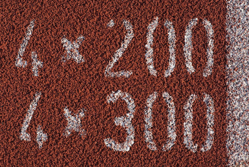 无人,体育馆,运动场,横图,俯视,室外,特写,白天,阴影,光线,标志,数字,文字,影子,字符,跑道,标识,体育场,阳光,阿拉伯数字,田径场,塑胶跑道,运动馆,彩图,高角度拍摄,全天候田径运动跑道