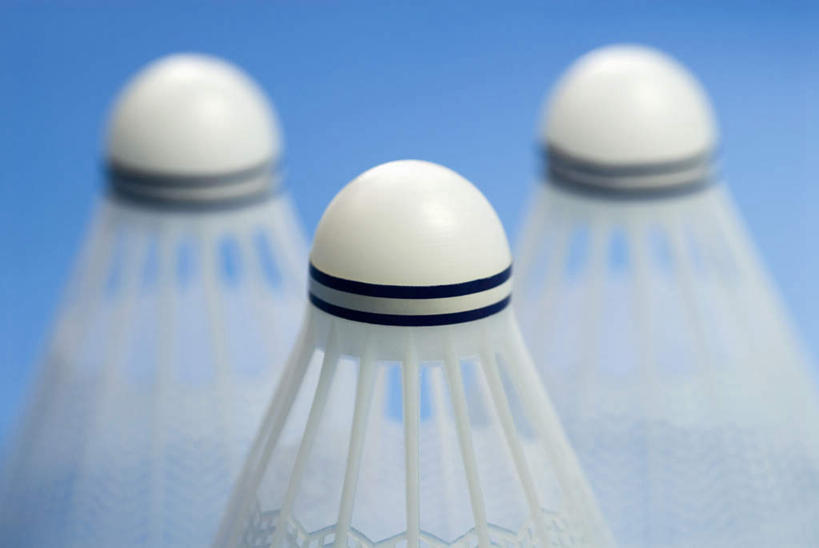 无人,横图,室内,特写,白天,正面,羽毛球,静物,羽毛,一排,阴影,蓝色背景,朦胧,模糊,整齐,反射,影子,球拍,羽毛球拍,羽毛球装备,运动器械,排列,三个,健身器械,摄影,影棚,队列,健身器材,羽毛球球拍,羽毛球运动,彩图,影棚拍摄,拍摄,运动器材