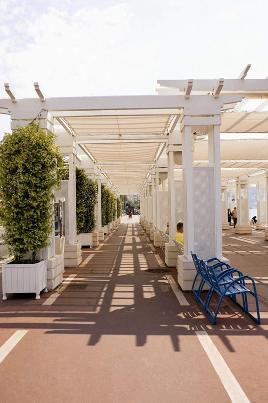 无人,栏杆,竖图,室外,白天,正面,度假,美景,植物,城市风光,城市,道路,路,椅子,法国,欧洲,一排,许多,阴影,整齐,光线,盆栽,影子,柱子,木椅,景观,围栏,小路,盆景,交通,娱乐,护栏,排列,蓝色,绿色,蓝天,天空,阳光,自然,天,享受,休闲,景色,放松,生长,晴朗,成长,队列,滨海阿尔卑斯,尼斯,万里无云,法兰西共和国,省会,法兰西第五共和国,普罗旺斯.阿尔卑斯.蓝色海岸,普罗旺斯.阿尔卑斯.蓝色海岸大区,滨海阿尔卑斯省,晴空,晴空万里,彩图