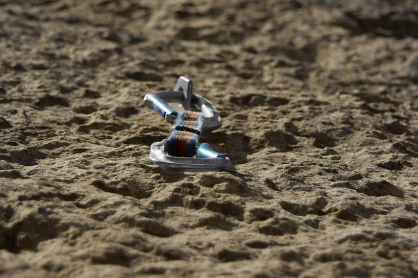 无人,横图,室外,特写,白天,仰视,石头,美景,金属制品,阴影,朦胧,模糊,光线,金属,钩子,石子,影子,墙,景观,岩壁,墙壁,墙面,阳光,自然,景色,自然风光,攀岩墙,石块,岩石,彩图,低角度拍摄