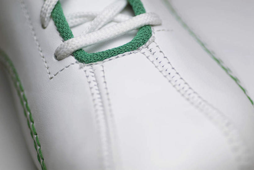 无人,横图,俯视,室内,特写,白天,白色背景,运动鞋,静物,鞋子,阴影,朦胧,模糊,反射,鞋带,影子,一只,白色,摄影,影棚,休闲鞋,彩图,高角度拍摄,影棚拍摄,拍摄