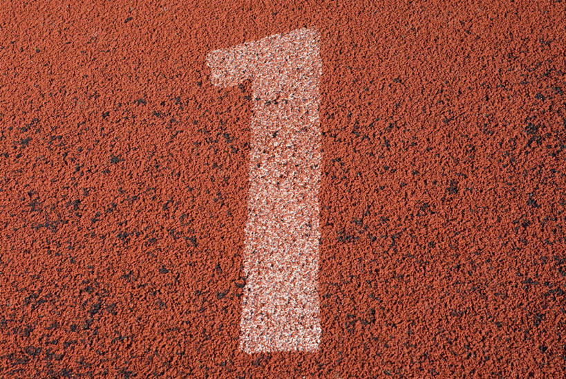 无人,体育馆,运动场,横图,俯视,室外,特写,白天,阴影,光线,标志,数字,文字,影子,字符,跑道,标识,体育场,阳光,阿拉伯数字,田径场,塑胶跑道,运动馆,彩图,高角度拍摄,全天候田径运动跑道