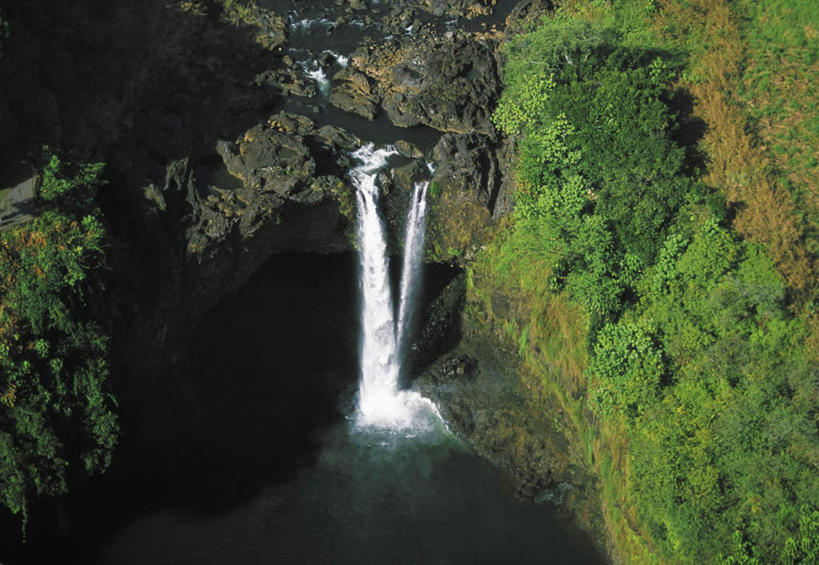 无人,横图,俯视,航拍,室外,白天,旅游,度假,美景,瀑布,山,山脉,水,植物,夏威夷,美国,阴影,飞溅,溅,光线,液体,影子,景观,山峰,水滴,山峦,娱乐,水珠,树,树木,绿色,阳光,自然,群山,享受,休闲,景色,放松,生长,成长,北美,北美洲,鸟瞰,喷洒,自然风光,美洲,夏威夷州,爱洛哈之州,希洛,北亚美利加洲,亚美利加洲,跌水,彩图,高角度拍摄,彩虹瀑布