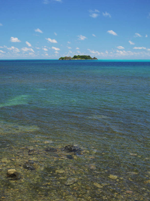 无人,竖图,室外,白天,正面,旅游,度假,岛屿,海浪,海洋,石头,美景,沙滩,阴影,光线,沙子,石子,影子,岛,海岸,景观,浪花,水平线,云,云朵,辽阔,海平线,沙地,云彩,娱乐,蓝色,白云,蓝天,天空,阳光,自然,海水,天,享受,休闲,广阔,景色,南美,放松,晴朗,一望无际,南美洲,西印度群岛,拉丁美洲,自然风光,美洲,海景,亚美利加洲,南亚美利加洲,无边无际,一马平川,新普罗维登斯岛,新普洛维顿斯岛,大海,风浪,海,海水的波动,海滩,近岸浪,列岛,群岛,石块,岩石,涌浪,诸岛,晴空,彩图,水天相接,水天一线,巴哈马群岛