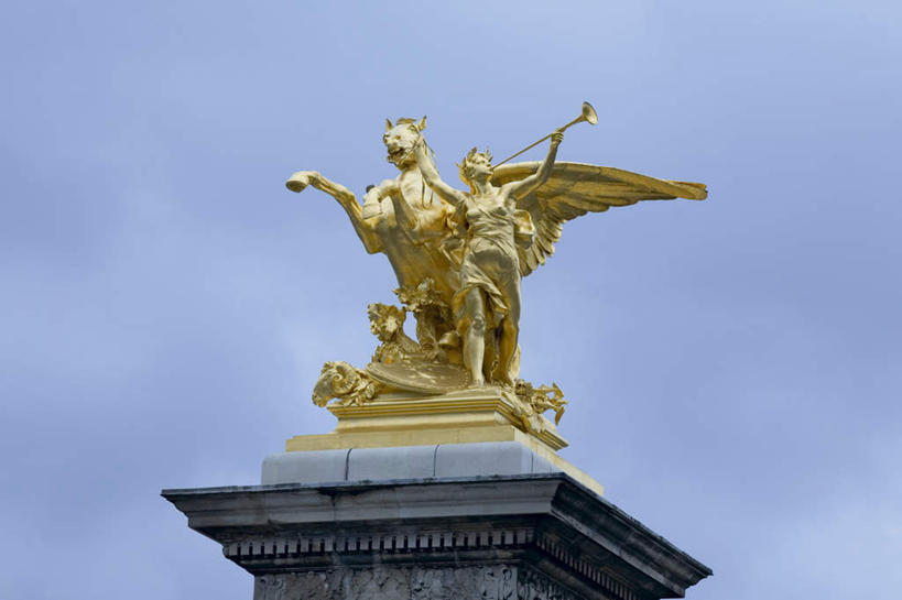 西方人,一个人,无人,站,举,横图,室外,特写,白天,仰视,旅游,度假,标志建筑,地标,建筑,马,野生动物,雕塑,法国,巴黎,欧洲,欧洲人,仅一个年轻女性,仅一个女性,仅一个人,握,艺术,装饰,翅膀,雕刻,雕像,乌云,云,阴天,云朵,云彩,娱乐,建设,一匹,天空,动物,工艺品,天,托,站着,享受,休闲,旅游胜地,放松,握着,运输,牲畜,纪念,美术,昏暗,阴沉,塞纳河,主题,陈列,法兰西共和国,亚历山大三世桥,功能,美学,法兰西第五共和国,年轻女性,女人,女性,白种人,举起,举手,举着,向上举,向上伸,向上托,站立,彩图,低角度拍摄,全身