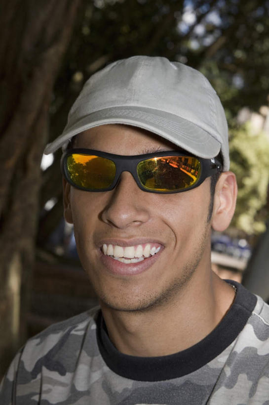 西方人,脸,头,脸颊,一个人,笑,微笑,露齿笑,竖图,室外,特写,白天,正面,植物,帽子,欧洲,欧洲人,仅一个男性,仅一个人,一副,阴影,朦胧,模糊,光线,墨镜,眼镜,影子,注视,运动帽,肩膀,树,树木,仅一个年轻男性,绿色,阳光,自然,太阳镜,太阳眼镜,观察,看,鸭舌帽,遮阳镜,生长,成长,观看,察看,关注,迷彩服,军服,一顶,伪装服,野战服,作战服,男人,男性,年轻男性,白种人,头部,脸部,脸蛋,面部,半身,彩图