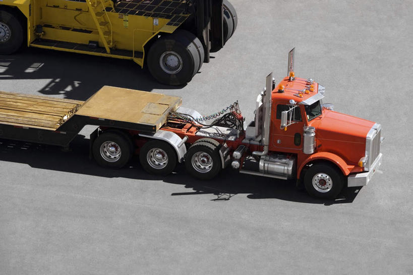 无人,码头,横图,俯视,室外,白天,港口,卡车,阴影,光线,影子,集装箱,货柜,阳光,箱子,运输,集装箱车,货车,货运车,物流,载重汽车,彩图,高角度拍摄,摆渡口,埠头,渡口,渡头,港湾,海港,货运码头,口岸,商港