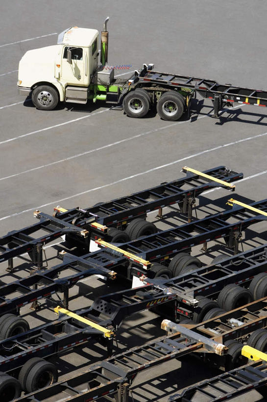 无人,码头,竖图,俯视,室外,白天,港口,卡车,一排,阴影,整齐,光线,影子,集装箱,货柜,排列,阳光,箱子,运输,集装箱车,货车,队列,货运车,物流,载重汽车,彩图,高角度拍摄,摆渡口,埠头,渡口,渡头,港湾,海港,货运码头,口岸,商港