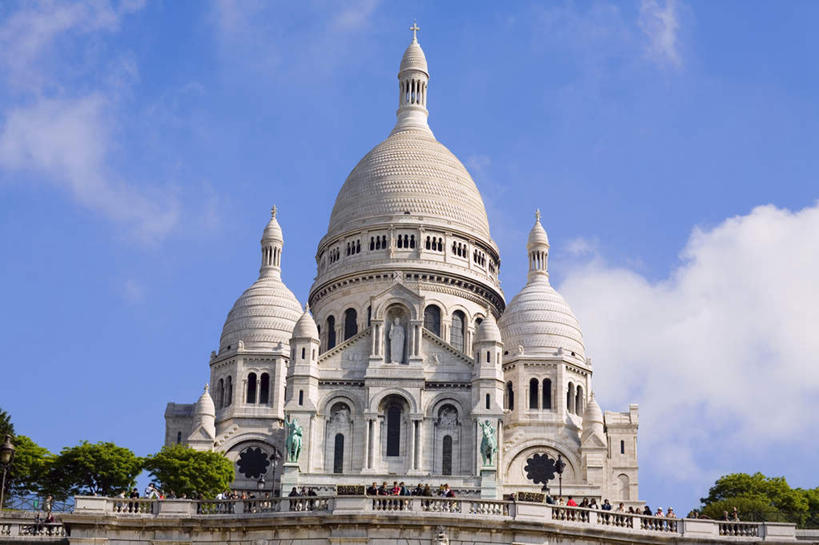 西方人,教堂,走,横图,室外,白天,仰视,旅游,度假,植物,标志建筑,地标,建筑,法国,巴黎,欧洲,欧洲人,行人,游客,游人,阴影,服装,节日,光线,影子,云,云朵,许多人,云彩,注视,休闲装,文化,娱乐,建设,路人,旅客,树,树木,衣服,蓝色,绿色,白云,蓝天,天空,阳光,自然,天,观察,看,祈祷,一群人,享受,休闲,健康,休闲服,旅游胜地,放松,许愿,宗教,服饰,信仰,生长,晴朗,成长,观看,纪念,祈求,察看,基督教,关注,天主教,信念,法兰西共和国,蒙马特,圣心教堂,法兰西第五共和国,蒙马特区,过客,平安,男人,男性,女人,女性,中年男性,中年女性,白种人,晴空,步行,散步,走路,彩图,低角度拍摄,全身,大教堂,礼拜堂