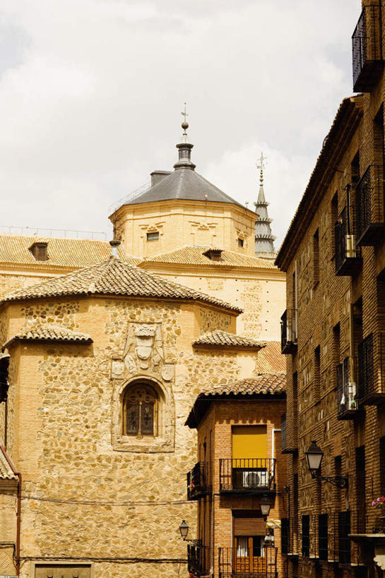 无人,家,教堂,竖图,室外,白天,仰视,旅游,度假,石头,标志建筑,地标,建筑,西班牙,欧洲,阴影,节日,光线,石子,影子,房屋,墙,屋子,云,云朵,公寓,云彩,文化,娱乐,建设,洋房,楼房,墙壁,墙面,住宅,蓝色,白云,蓝天,天空,阳光,天,祈祷,享受,休闲,健康,旅游胜地,放松,许愿,宗教,信仰,晴朗,纪念,祈求,基督教,南欧,天主教,信念,托莱多,西班牙王国,托莱多省,托莱多大教堂,平安,石块,晴空,彩图,低角度拍摄,房子,大教堂,礼拜堂