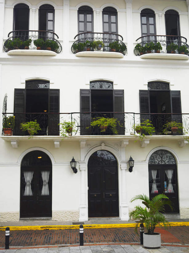 无人,家,栏杆,露台,竖图,室外,白天,仰视,度假,美景,植物,窗户,阳台,城市风光,城市,照明,巴拿马,壁灯,盆栽,房屋,屋子,景观,公寓,围栏,灯光,盆景,首都,娱乐,洋房,护栏,楼房,玻璃窗,住宅,灯,绿色,自然,灯具,享受,休闲,景色,放松,生长,成长,照亮,中美洲,照明设备,美洲,亚美利加洲,巴拿马城,巴拿马共和国,彩图,低角度拍摄,房子,露天阳台