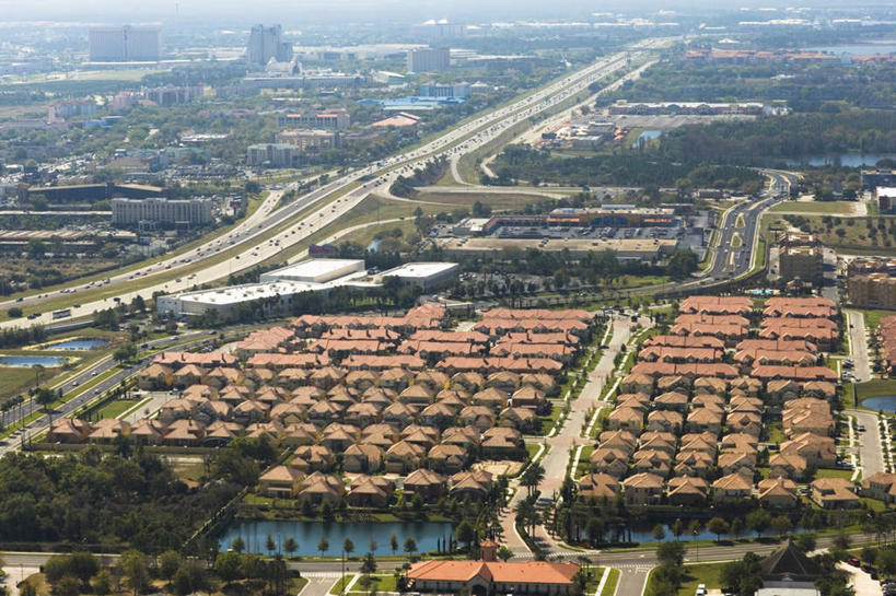 无人,家,横图,俯视,航拍,室外,白天,度假,草地,草坪,美景,植物,城市风光,城市,道路,路,公路,美国,房屋,屋子,景观,公寓,交通,娱乐,洋房,楼房,住宅,草,树,树木,绿色,自然,享受,休闲,景色,放松,生长,成长,北美,北美洲,鸟瞰,美洲,佛罗里达,奥兰多,佛罗里达州,佛州,阳光州,北亚美利加洲,亚美利加洲,奥兰多市,马路,彩图,高角度拍摄,房子