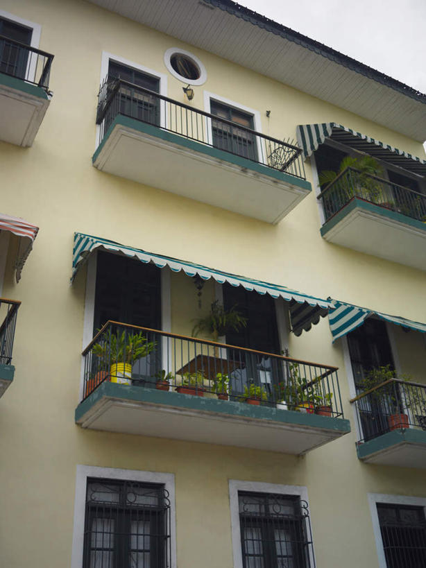 无人,家,栏杆,露台,竖图,室外,白天,仰视,度假,美景,窗户,阳台,城市风光,城市,巴拿马,一排,阴影,整齐,并列,并排,光线,影子,房屋,墙,屋子,景观,公寓,围栏,首都,娱乐,洋房,护栏,楼房,玻璃窗,墙壁,墙面,住宅,排列,蓝色,蓝天,天空,阳光,天,享受,休闲,景色,放松,晴朗,中美洲,队列,美洲,平行,万里无云,亚美利加洲,巴拿马城,巴拿马共和国,晴空,晴空万里,彩图,低角度拍摄,房子,露天阳台