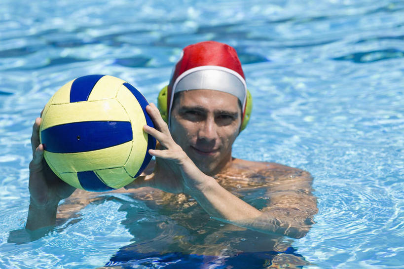 水球,西方人,一个人,体育馆,游泳池,站,笑,微笑,横图,室外,白天,正面,锻炼,旅游,度假,安全,运动,水,帽子,欧洲,欧洲人,仅一个男性,仅一个人,仅一个中年男性,握,阴影,泳帽,光线,影子,水池,水面,防护,拿,拿着,注视,娱乐,运动器械,泳池,阳光,观察,看,站着,享受,休闲,健身器械,放松,握着,耳罩,观看,保护,察看,游泳馆,关注,室外运动,游泳帽,保险,健身器材,户外运动,隔音,耳套,保全,周全,安稳,安定,耳护,水球运动,水球装备,平安,男人,男性,中年男性,白种人,站立,半身,彩图,健身,运动器材