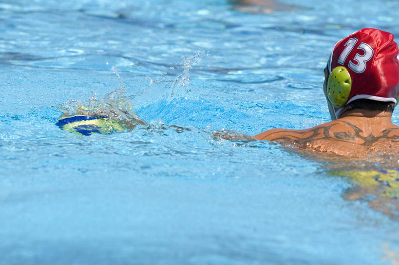 水球,西方人,一个人,体育馆,游泳池,横图,室外,白天,锻炼,旅游,度假,安全,运动,水,帽子,欧洲,欧洲人,仅一个男性,仅一个人,仅一个中年男性,握,泳帽,标志,数字,文字,字符,水池,水面,防护,拿,拿着,娱乐,标识,运动器械,泳池,背面,享受,休闲,健身器械,放松,握着,阿拉伯数字,耳罩,保护,游泳馆,室外运动,游泳帽,保险,健身器材,户外运动,隔音,耳套,保全,周全,安稳,安定,耳护,水球运动,水球装备,平安,男人,男性,中年男性,白种人,半身,彩图,健身,运动器材