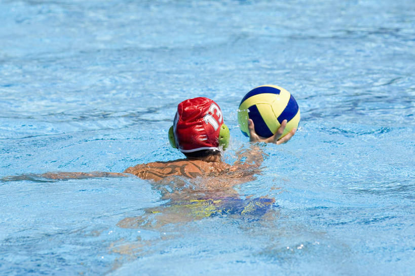 水球,游泳,西方人,一个人,体育馆,游泳池,伸展双臂,横图,俯视,室外,白天,锻炼,旅游,度假,安全,运动,水,帽子,欧洲,欧洲人,仅一个男性,仅一个人,握,泳帽,标志,数字,文字,字符,水池,水面,防护,拿,拿着,娱乐,标识,运动器械,泳池,仅一个年轻男性,享受,休闲,健身器械,放松,握着,阿拉伯数字,耳罩,保护,游泳馆,室外运动,游泳帽,保险,健身器材,户外运动,隔音,耳套,保全,周全,安稳,安定,耳护,泅水,拍浮,水球运动,水球装备,平安,男人,男性,年轻男性,白种人,敞开双臂,伸开双臂,展开双肩,张开手臂,张开双臂,半身,彩图,高角度拍摄,健身,运动器材